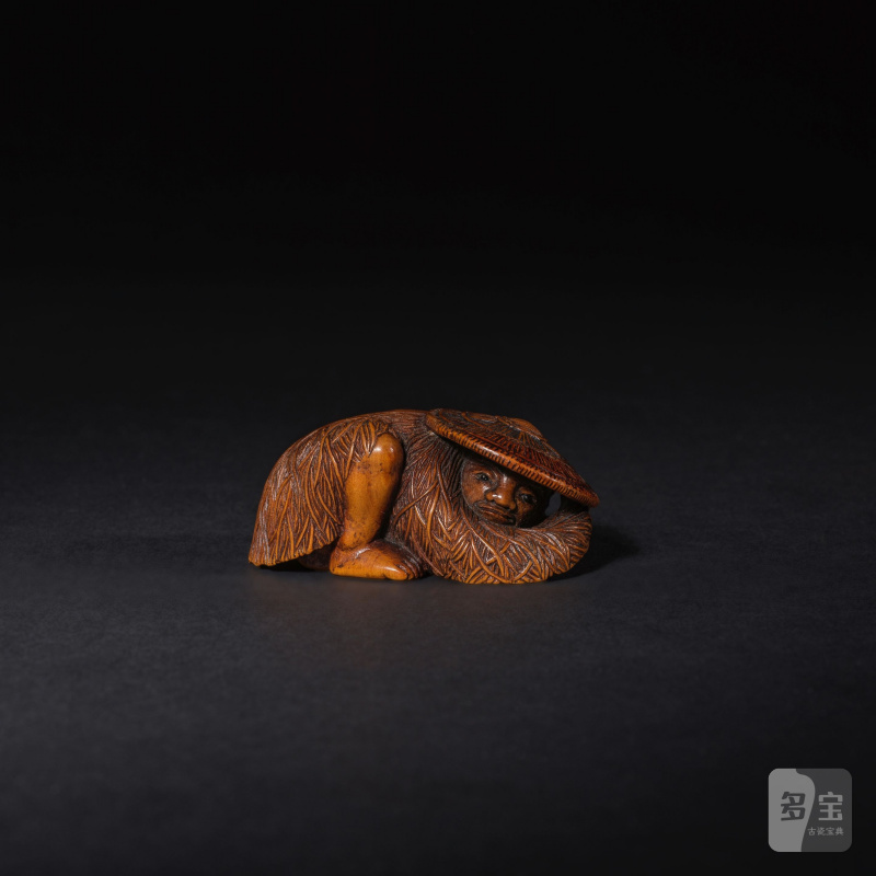 木彫根付 浪人 無銘 19世紀前期 | NETSUKE EN BOIS REPRÉSENTANT UN RONIN SE CACHANT